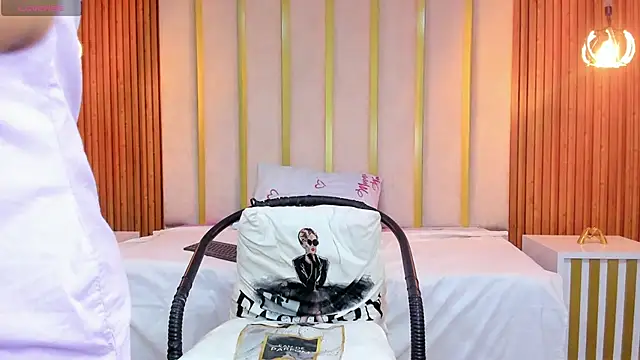 Snapshot of love_mommy chatting on January 23, 10:44 pm love mommy online show from January 23, 10:44 pm