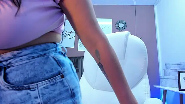 Snapshot of anniemayerx_ chatting on December 2, 1:24 pm anniemayerx online show from December 2, 1:24 pm