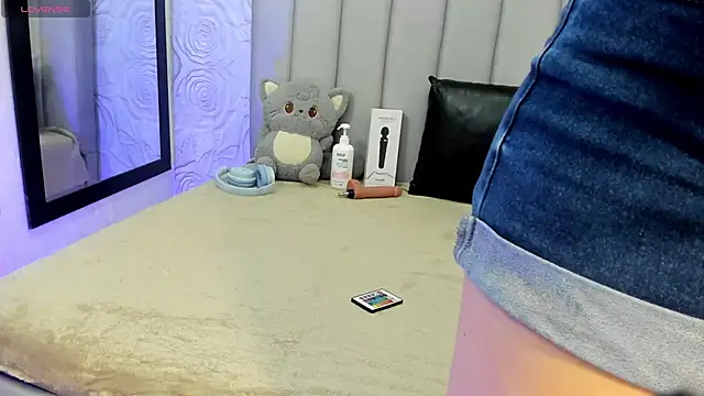 AlexaFoxy18 online show from April 18, 6:06 am