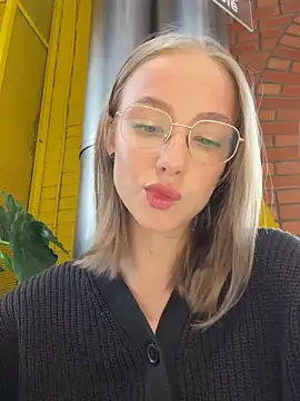 Snapshot of CaseyStar chatting on January 18, 9:13 am CaseyStar online show from January 18, 9:13 am