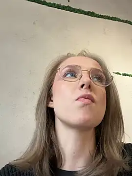 Snapshot of CaseyStar chatting on February 6, 9:43 am CaseyStar online show from February 6, 9:43 am