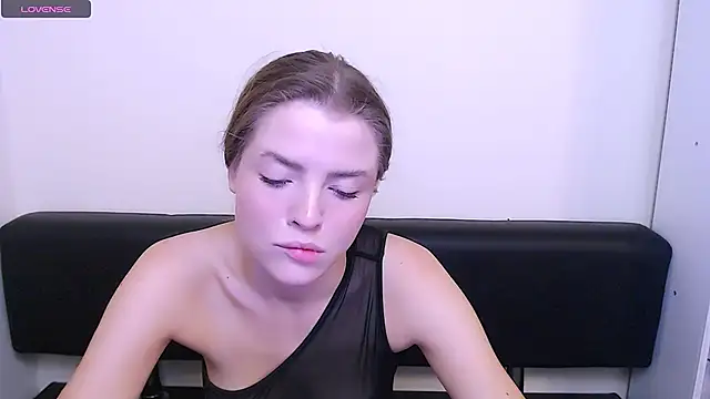 Snapshot of MissOliviaa_ chatting on December 4, 3:21 pm MissOliviaa  online show from December 4, 3:21 pm