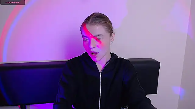 Snapshot of MissOliviaa_ chatting on October 27, 12:53 pm MissOliviaa  online show from October 27, 12:53 pm