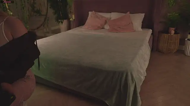 Smiley Mia online show from November 10, 8:02 am