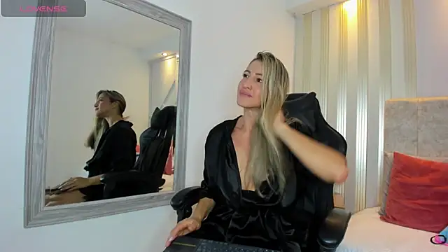 Snapshot of Tayra_Pradit chatting on December 18, 1:59 am Tayra Pradit online show from December 18, 1:59 am