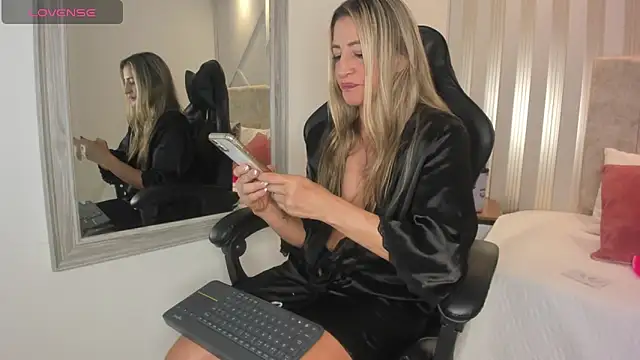 Snapshot of Tayra_Pradit chatting on January 30, 1:11 am Tayra Pradit online show from January 30, 1:11 am