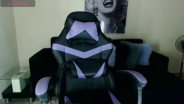 Realbadbxtch online show from December 10, 10:37 pm