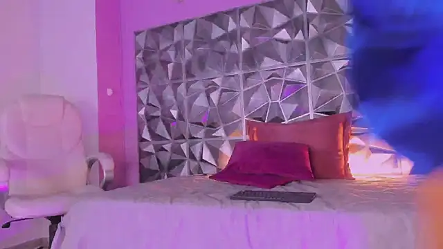 keendaall online show from March 12, 6:55 pm