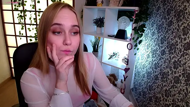 LianaBright online show from December 17, 6:56 am