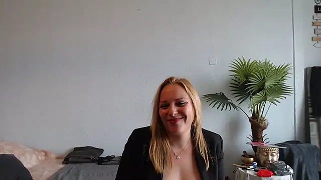 Snapshot of Doucelouve9 chatting on February 19, 1:17 pm Doucelouve9 online show from February 19, 1:17 pm