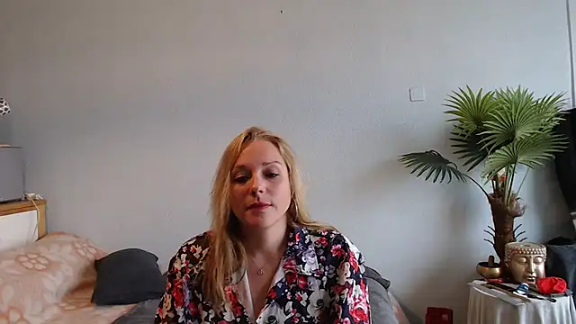 Snapshot of Doucelouve9 chatting on February 21, 9:24 am Doucelouve9 online show from February 21, 9:24 am