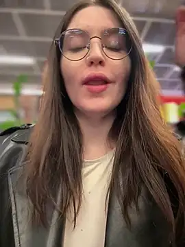 Snapshot of meow_girl chatting on February 6, 2:20 pm meow girl online show from February 6, 2:20 pm