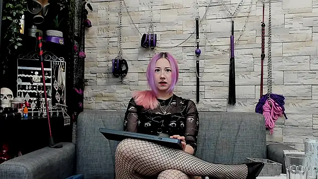 Snapshot of CruelMistress chatting on June 2, 12:45 am CruelMistress online show from June 2, 12:45 am