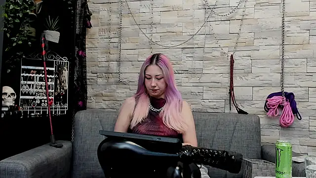 Snapshot of CruelMistress chatting on June 9, 12:33 am CruelMistress online show from June 9, 12:33 am