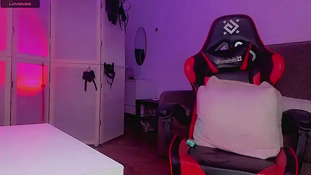 Snapshot of MarryTheBestCherry chatting on December 8, 5:22 pm MarryTheBestCherry online show from December 8, 5:22 pm