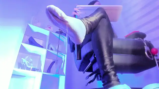 charlotte joliedart online show from November 4, 10:03 am