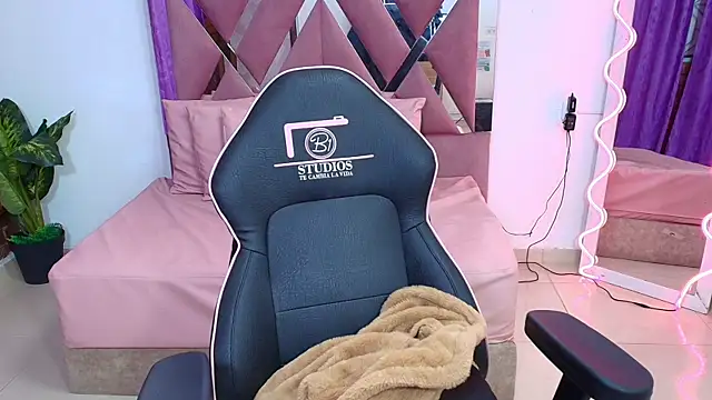 kendra tay online show from October 31, 3:40 am