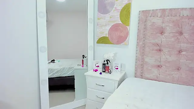 Snapshot of HayleyMarshall_ chatting on February 18, 3:32 pm HayleyMarshall online show from February 18, 3:32 pm