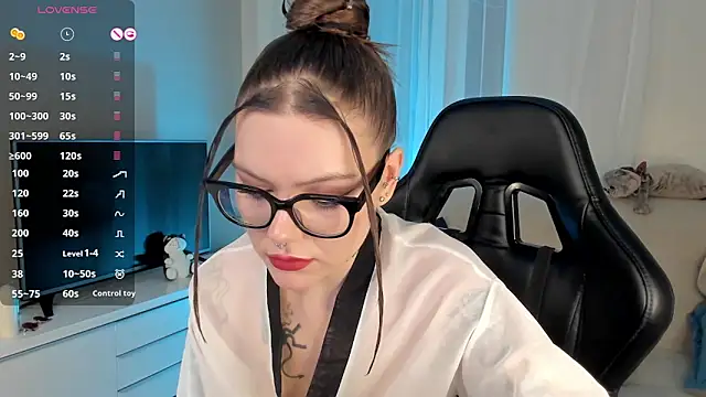 Marta May  online show from December 13, 7:10 pm