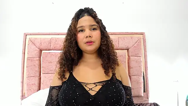 zoee lovv online show from February 5, 6:24 am