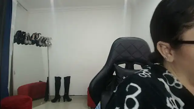 Snapshot of Madame_Shein_ chatting on February 14, 9:21 pm Madame Shein online show from February 14, 9:21 pm