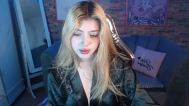Snapshot of Kitty_fox_b chatting on January 7, 7:49 pm Kitty fox b online show from January 7, 7:49 pm