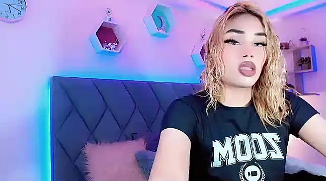 Snapshot of Hallyhott chatting on December 9, 4:05 pm Hallyhott online show from December 9, 4:05 pm