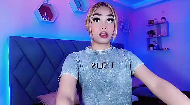 Snapshot of Hallyhott chatting on December 16, 1:11 pm Hallyhott online show from December 16, 1:11 pm