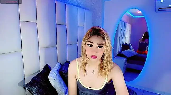 Snapshot of Hallyhott chatting on March 8, 4:01 am Hallyhott online show from March 8, 4:01 am