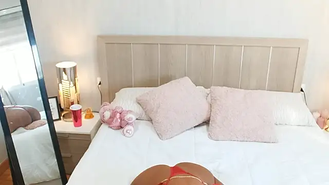 Snapshot of IamCrystal2 chatting on December 13, 2:05 pm IamCrystal2 online show from December 13, 2:05 pm