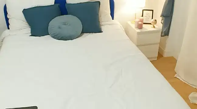 Snapshot of IamCrystal2 chatting on March 6, 12:43 am IamCrystal2 online show from March 6, 12:43 am