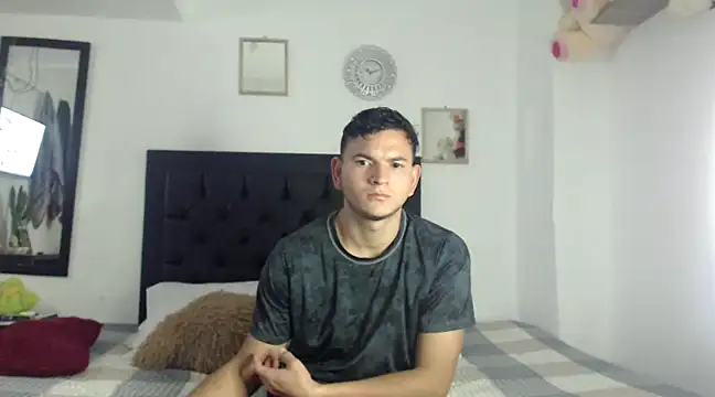 Snapshot of Latin_Boy24 chatting on December 31, 6:46 pm Latin Boy24 online show from December 31, 6:46 pm