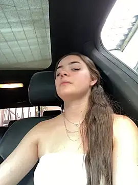 imlindapink online show from February 4, 9:10 pm