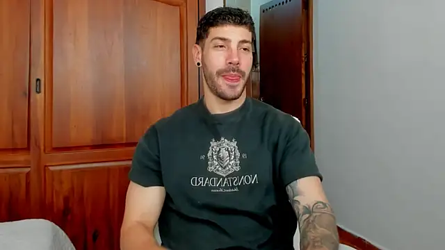 Snapshot of Guyinthemountain chatting on June 25, 4:33 pm Guyinthemountain online show from June 25, 4:33 pm