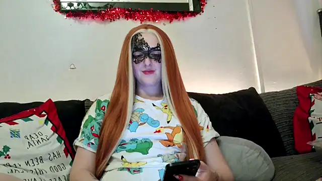 Snapshot of LexiSnowUK chatting on December 4, 7:12 pm LexiSnowUK online show from December 4, 7:12 pm