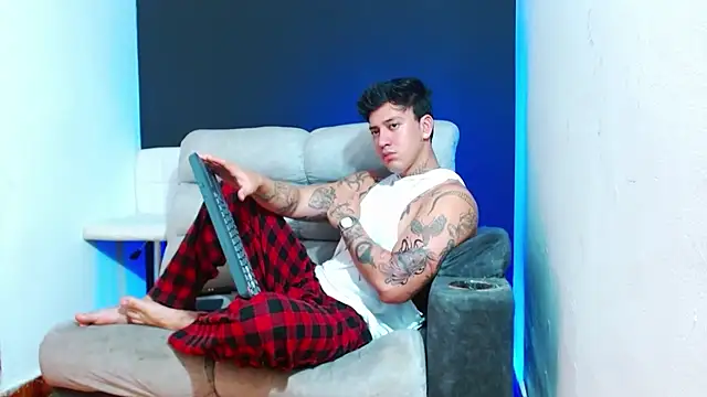 JUSTIN FULLER1 online show from April 12, 6:35 pm