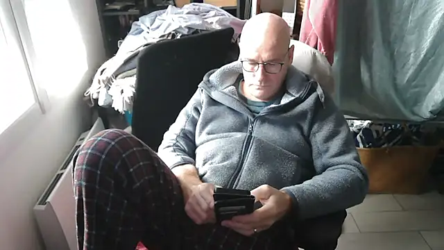 Snapshot of bogland33 chatting on February 1, 1:09 pm bogland33 online show from February 1, 1:09 pm
