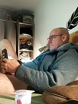 Snapshot of bogland33 chatting on February 5, 11:20 pm bogland33 online show from February 5, 11:20 pm