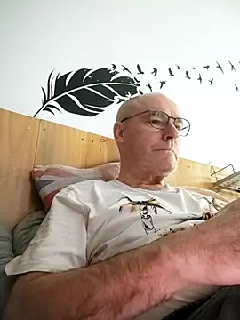 Snapshot of bogland33 chatting on February 13, 10:00 am bogland33 online show from February 13, 10:00 am