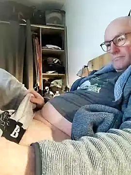 Snapshot of bogland33 chatting on February 15, 8:05 pm bogland33 online show from February 15, 8:05 pm