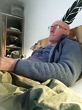 Snapshot of bogland33 chatting on February 16, 8:05 pm bogland33 online show from February 16, 8:05 pm