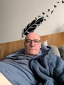 Snapshot of bogland33 chatting on February 17, 1:51 pm bogland33 online show from February 17, 1:51 pm