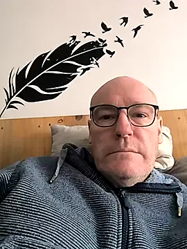 Snapshot of bogland33 chatting on February 19, 10:22 am bogland33 online show from February 19, 10:22 am