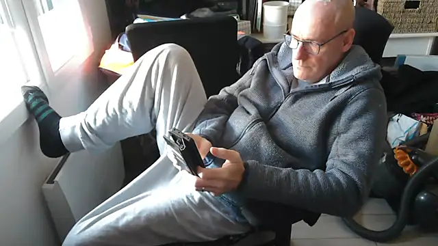 Snapshot of bogland33 chatting on February 23, 1:08 pm bogland33 online show from February 23, 1:08 pm