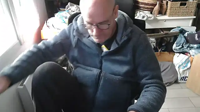 Snapshot of bogland33 chatting on February 26, 12:48 pm bogland33 online show from February 26, 12:48 pm