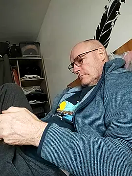 Snapshot of bogland33 chatting on February 28, 11:11 am bogland33 online show from February 28, 11:11 am