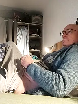 Snapshot of bogland33 chatting on March 8, 9:07 pm bogland33 online show from March 8, 9:07 pm