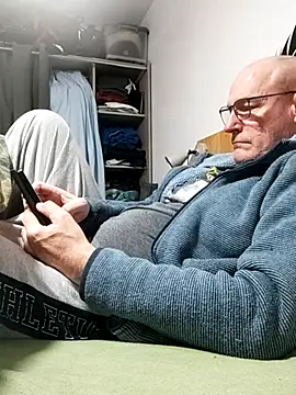 Snapshot of bogland33 chatting on March 10, 7:19 pm bogland33 online show from March 10, 7:19 pm