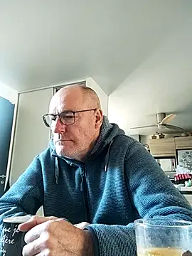Snapshot of bogland33 chatting on March 21, 9:03 am bogland33 online show from March 21, 9:03 am