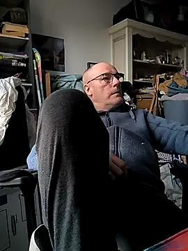 Snapshot of bogland33 chatting on March 28, 10:04 am bogland33 online show from March 28, 10:04 am